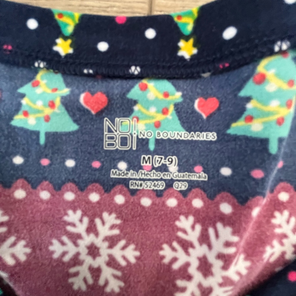 NWOT No Boundaries Winter T-Shirt M - Picture 2 of 2